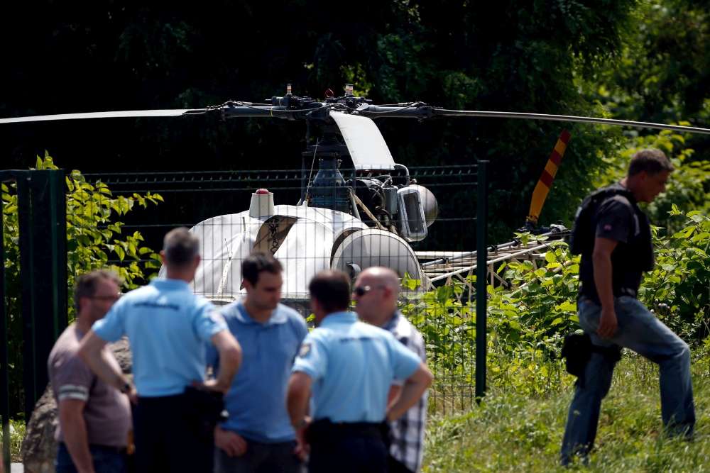 1 июля через несколько минут Редуан Фаид сбежал из тюремного центра Реу под Мелуном при поддержке вооруженного коммандос, который ранее взял в заложники пилота вертолета