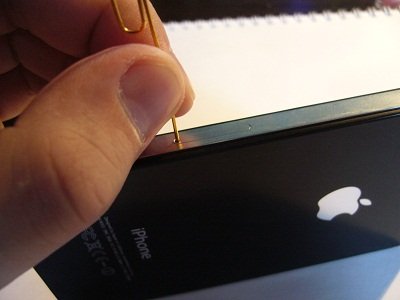 Devi fare clic sul piccolo foro pulito sul lato dell'iPhone, quindi il connettore, che è solo focalizzato sul fatto che conterrà una scheda SIM, si aprirà